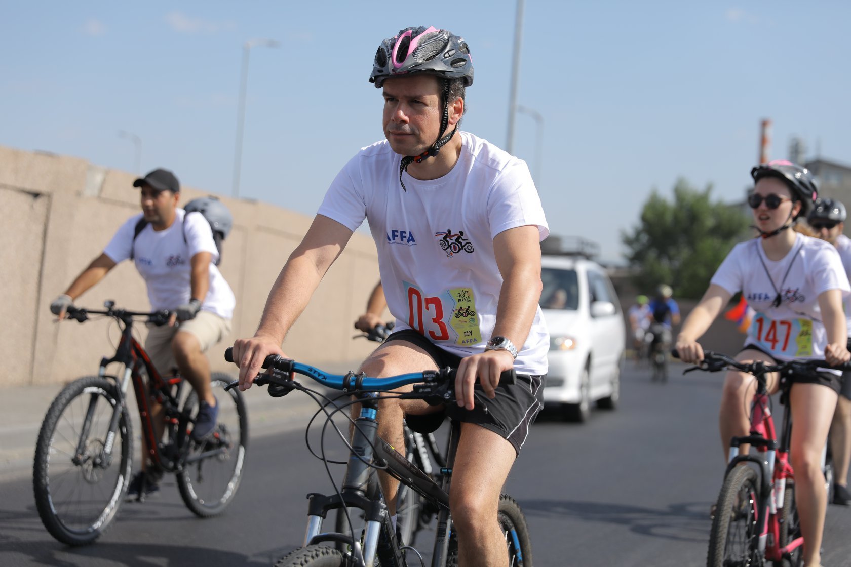 Jonathan Lacôte, Ambassadeur de France en Arménie, lors du Tour de Massis