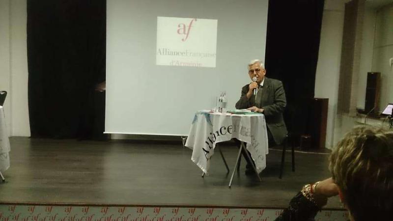 Henry Cuny lors de la présentation de son livre à l'Alliance française d'Arménie