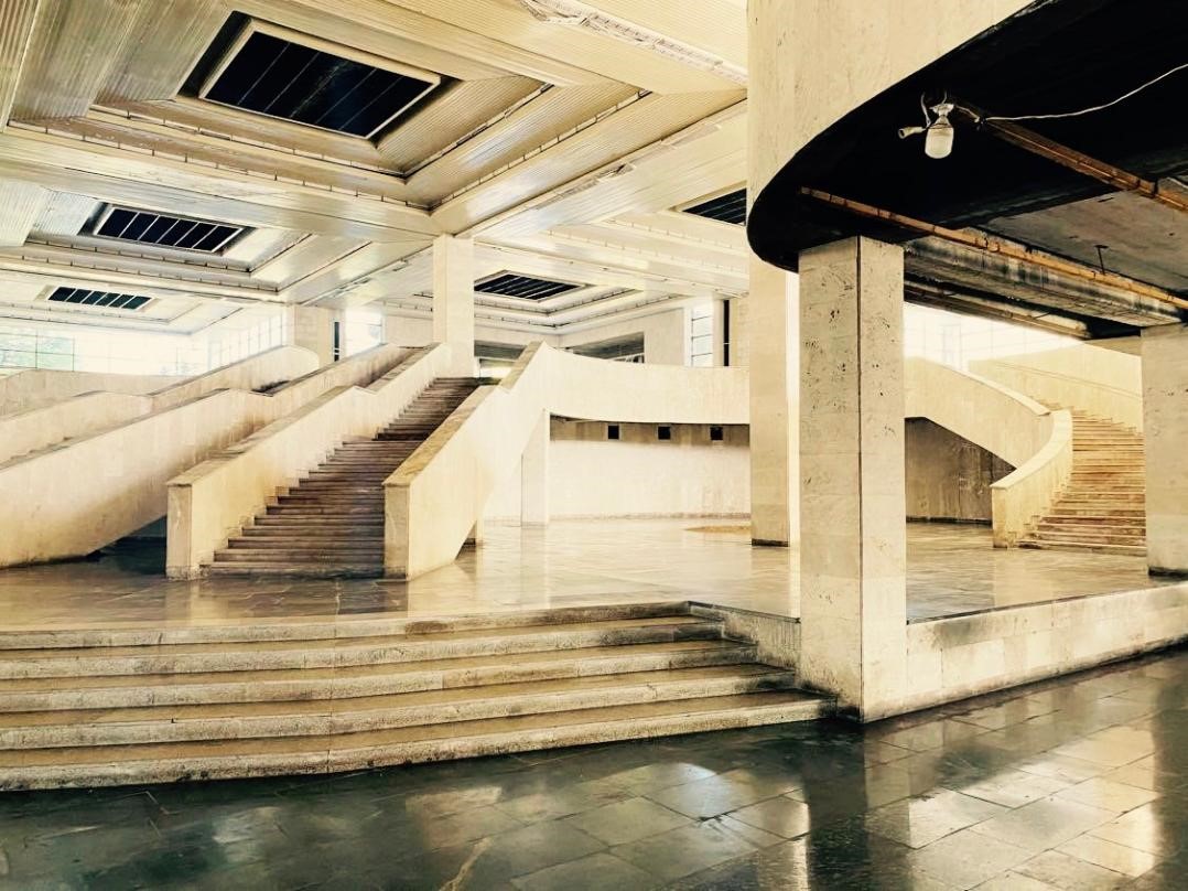Gare routière du Nord d'Armen Aghalian et Vardan Avetisyan et en 1980 à Erevan. Photographie. Paul Wolkenstein.