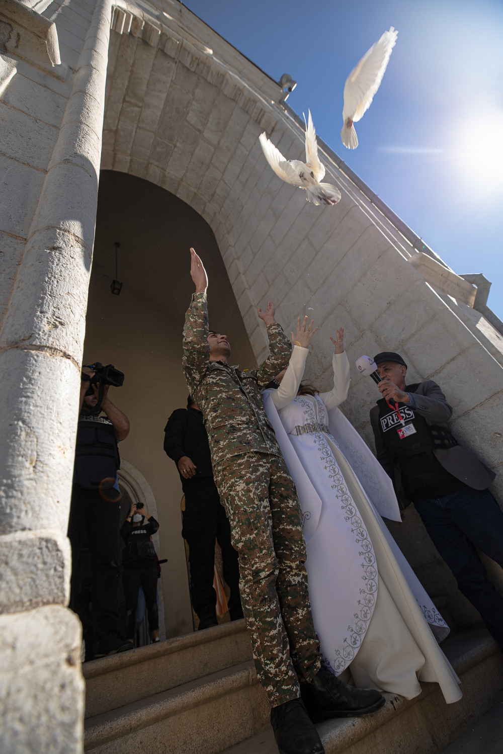 Devant la cathédrale de Ghazanchetsots à Chouchi, Mariam et son mari font un lâcher de colombes après le rituel du mariage