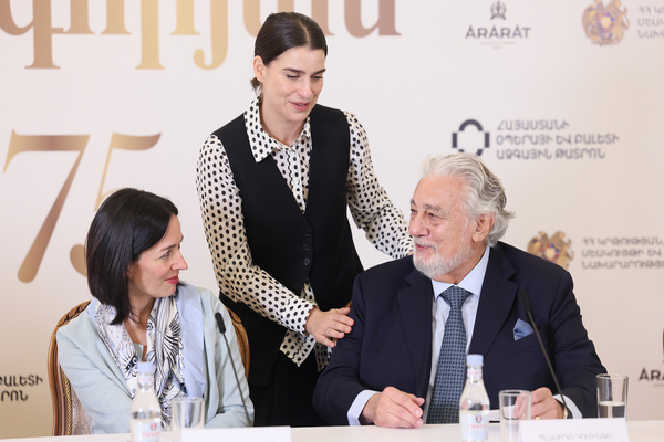 De gauche à droite: Zhanna Andreasyan, Hasmik Grigorian et Placido Domingo