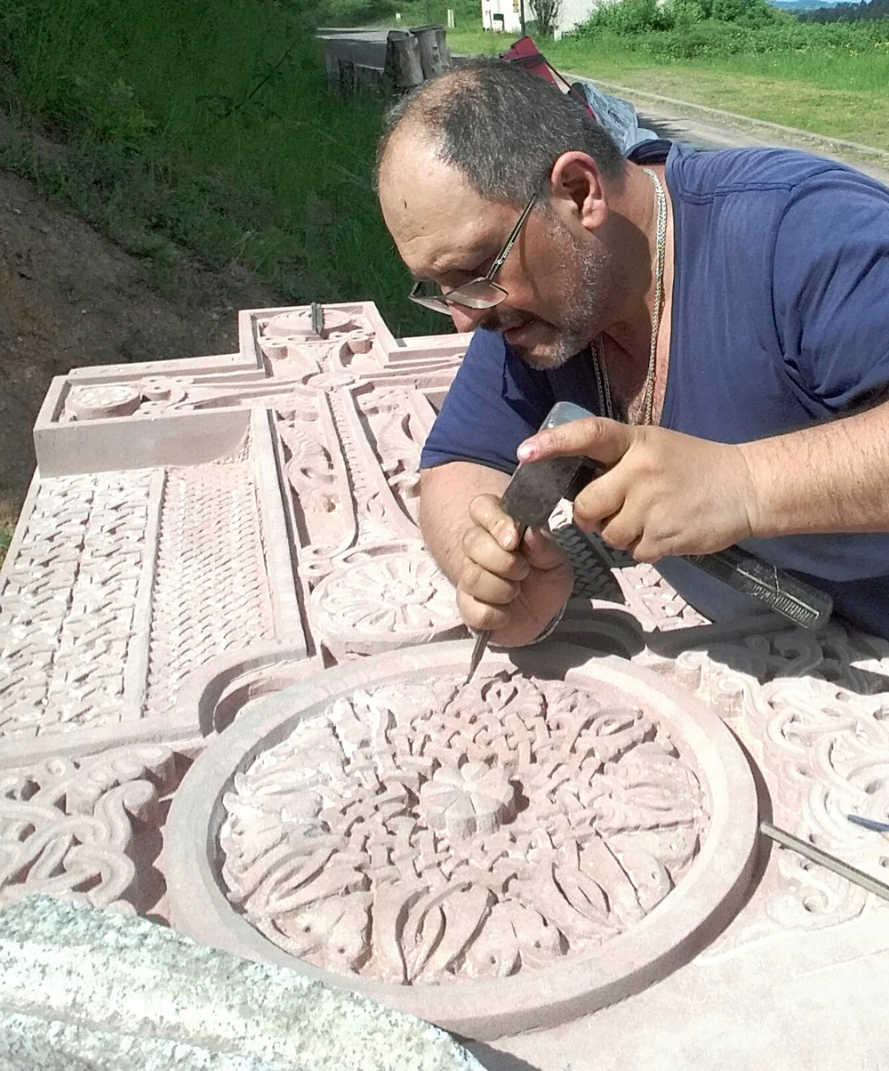 Harut Yekmalyan en train de sculpter un khatchkar (pierre-croix)