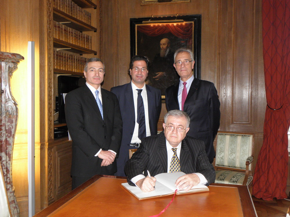 Debout à partir de la gauche : Philippe Raffi Kalfayan, Vincent Nioré, Jean-Yves Leborgne (Vice-Bâtonnier en 2010). Assis : Ruben Sahakyan. À l’occasion de la signature d’un accord de coopération entre la Chambre des Avocats de la République d’Arménie et le Barreau de Paris en décembre 2010.