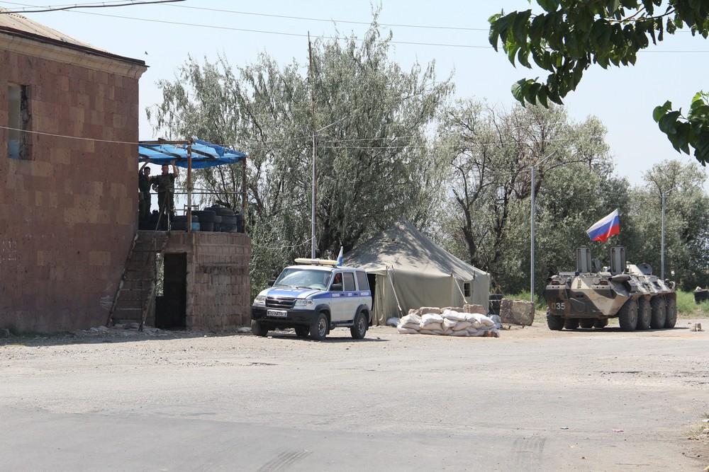 Les soldats russes barrant l'entrée de Yeraskh