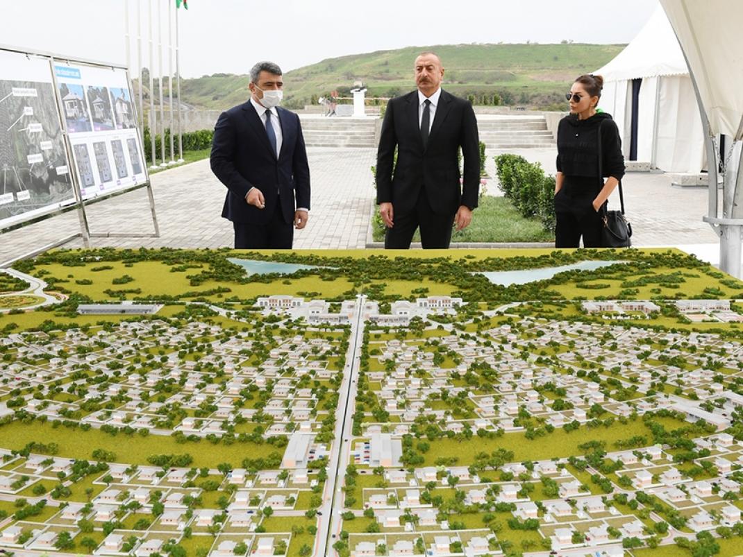 Le président Aliev discutant le projet de ville intelligente à Fizuli (photo: president.az)