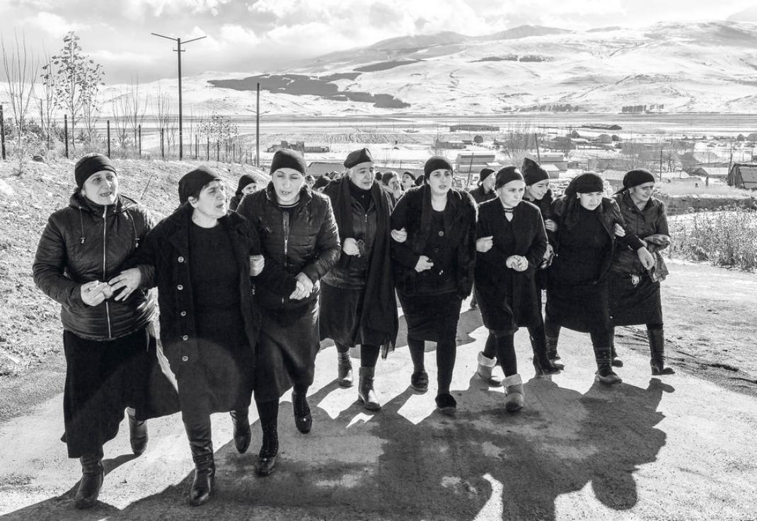 © Demir Sönmez - Funérailles dun soldat yézidi, Têmûr Kotoyan, 18 ans, originaire du village de Sangyar en Arménie © Demir Sönmez - Funérailles dun soldat yézidi, Têmûr Kotoyan, 18 ans, originaire du village de Sangyar en Arménie