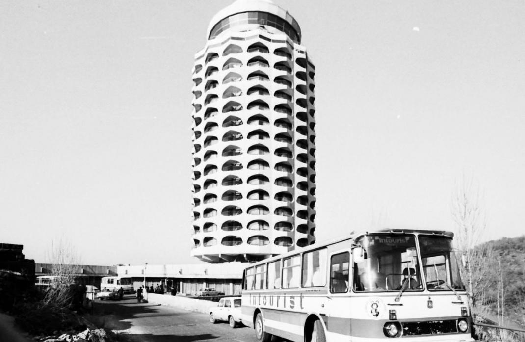 Maison de la Jeunesse d'Artur Tarkhanian, Gratch Pogosian et Spartak Khatchikian livré en 1979 à Erevan. Photographie. Archives nationales arméniennes de la photographie et du film.