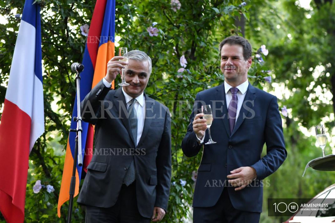 Mher Grigoryan, vice-Premier Ministre de la République d’Arménie (à gauche) et Jonathan Lacôte, Ambassadeur de France en Arménie