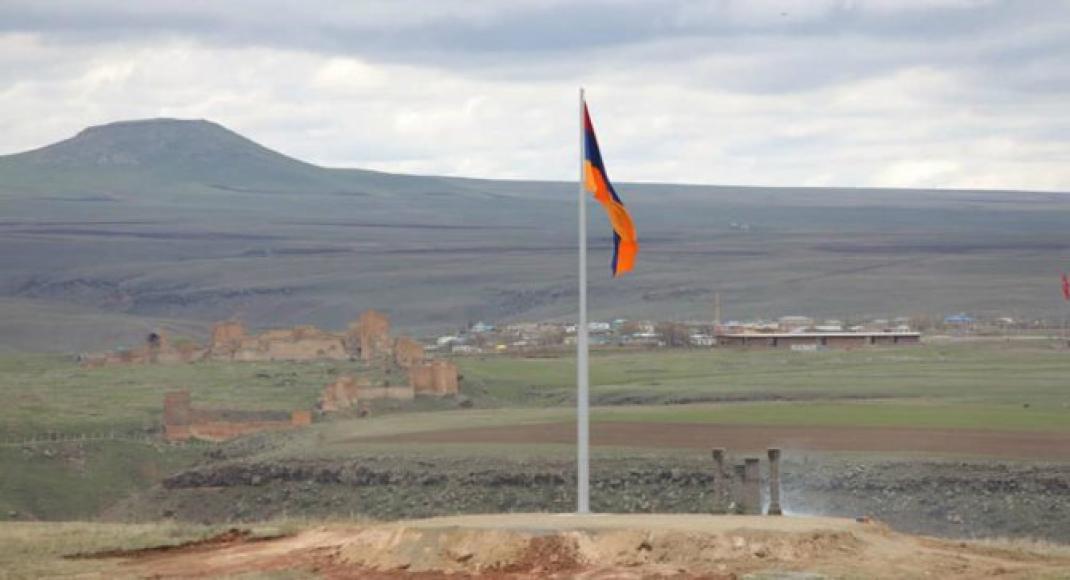 Arménie : le drapeau arménien flotte sur l'hôtel de ville de