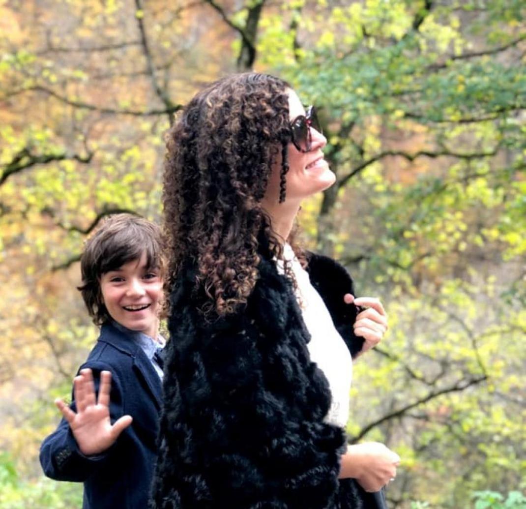 Theresa Mkhitarian et son fils Menoua - on apprend la bienfaisance dès la plus jeune enfance