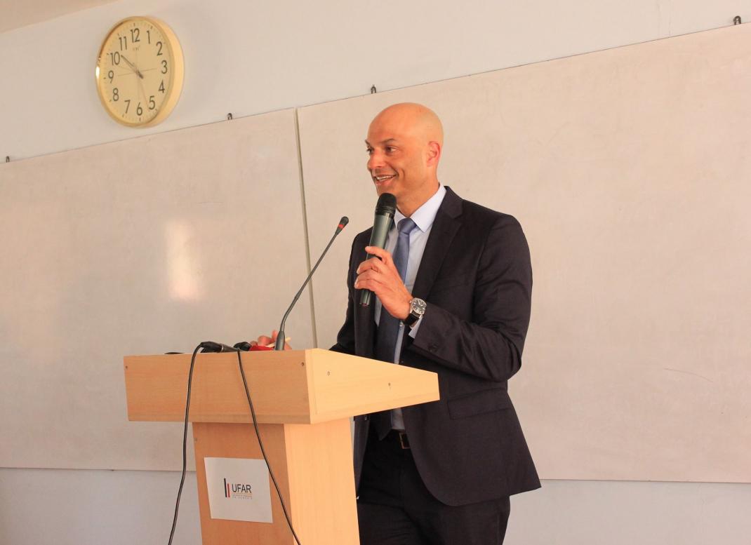 Le représentant spécial du secrétaire général de l'OTAN pour le Caucase du Sud, James Appathurai lors de la conférence à l'UFAR.