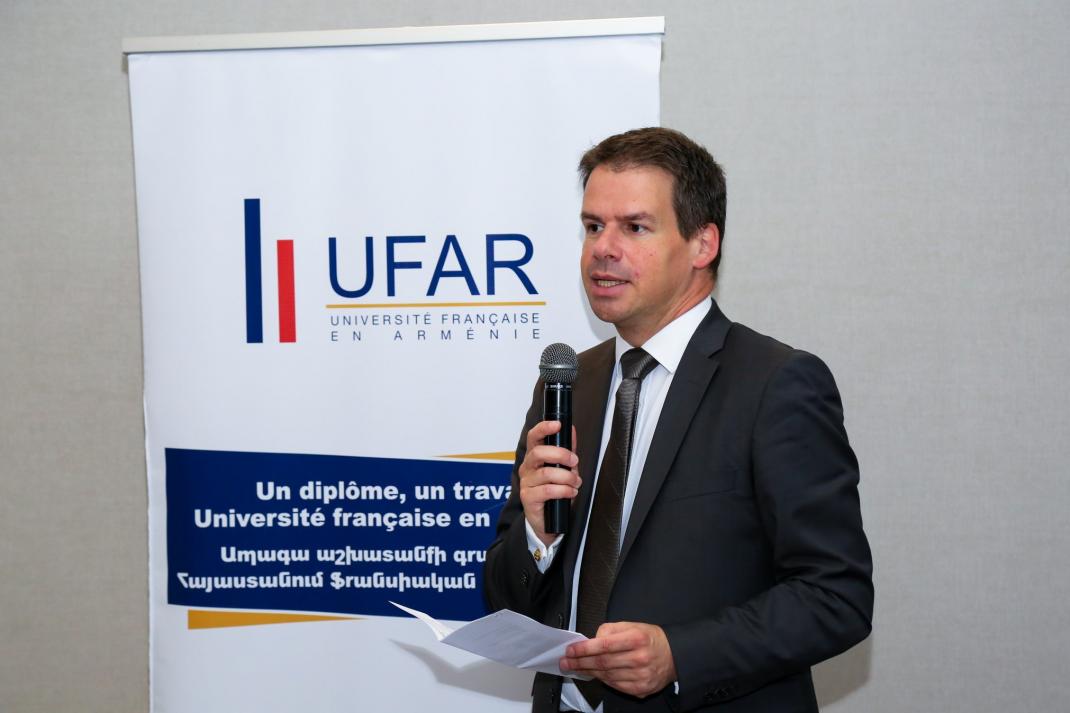 S.E. M. Jonathan Lacôte, ambassadeur de France en Arménie, lors de la présentation du supercalculateur