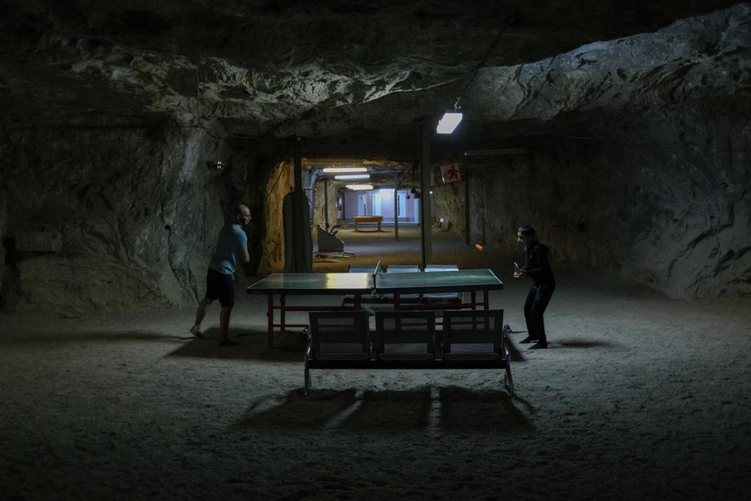 © Areg Balayan; Une partie de ping-pong à 330 mètres sous terre.