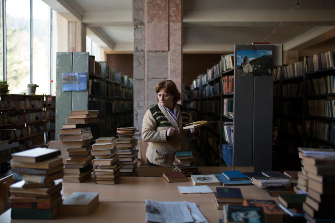 La neige et la pluie ont pénétré par le toit, obligeant Hasmik Hakobyan à cacher des livres sous des bâches en plastique.