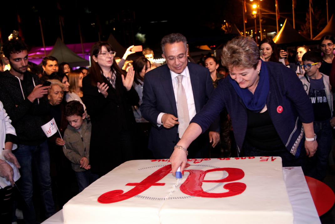 Suzanne Gharamian, Directrice de l'AF d'Arménie, et Hakob Andreassian, Président du Conseil d'administration, coupent le gâteau d'anniversaire de l'Alliance