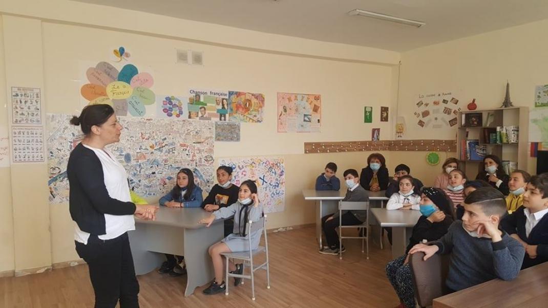Mme Cécile-Astrig Djolakian et ses élèves à l'école N 11