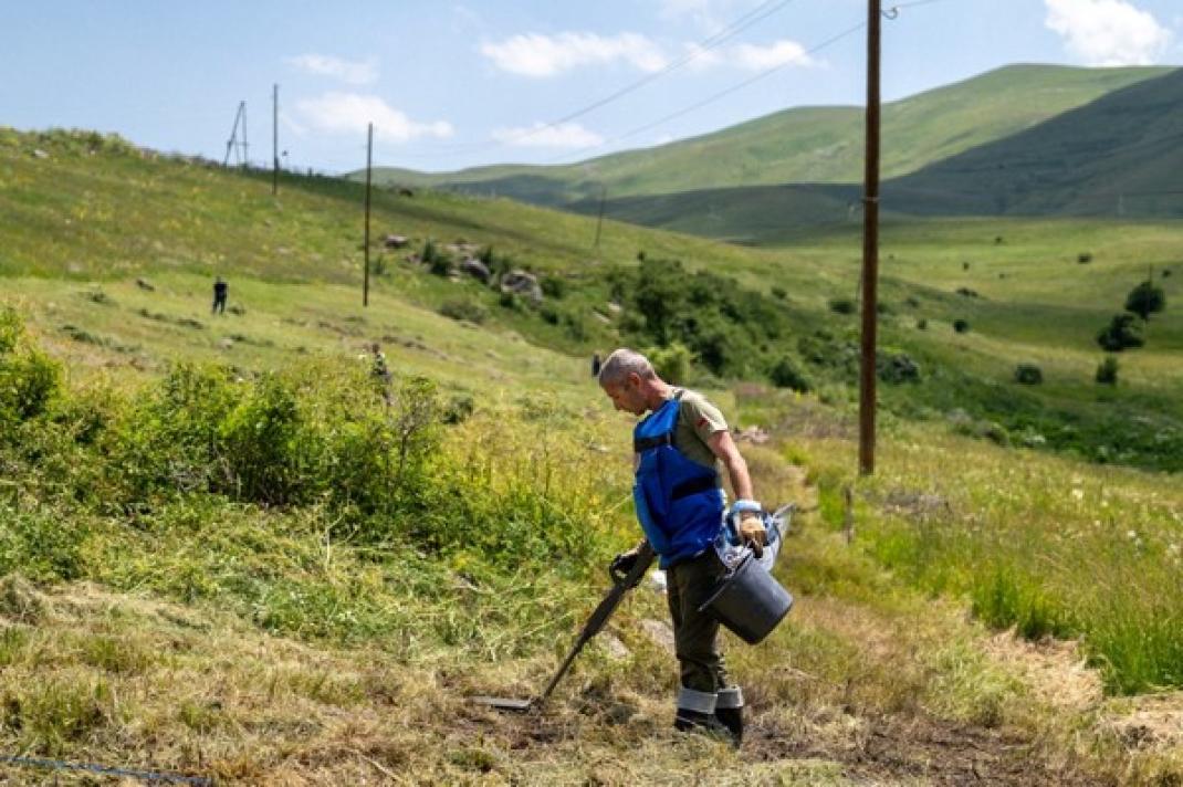 Un démineur à la recherche de mines dans le Vayots Dzor