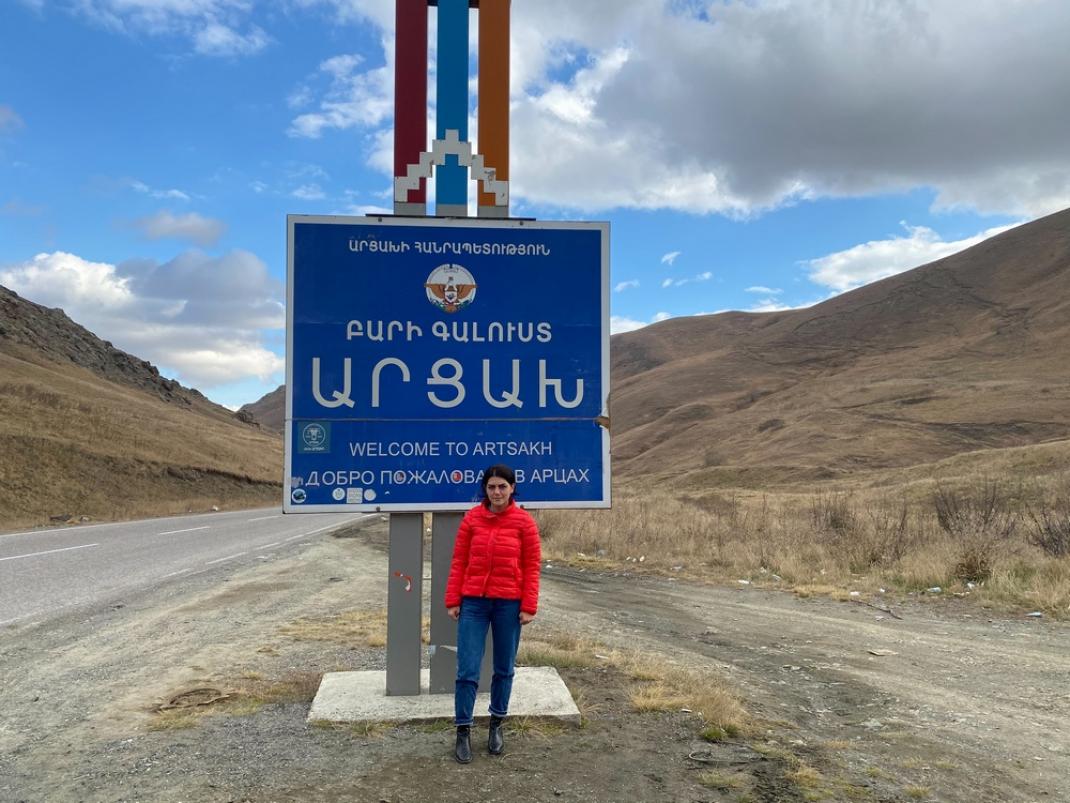 Tamara près du panneau "Bienvenue en Artsakh". Celui-ci qui n'existe plus, cette voie menant en Artsakh étant désormais sous le contrôle azéri.