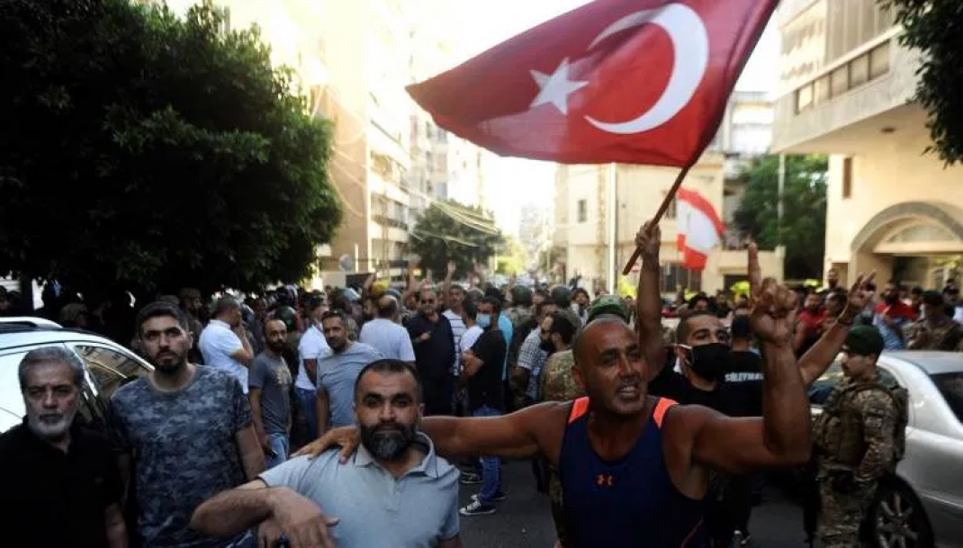 Une manifestation orchestrée par l'ambassade turque devant les locaux d'Al Jadeed