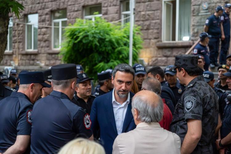 Aram Vardevanyan, représentant d’Arménie Forte, sort de la Commission électorale pour annoncer les résultats - 14/06/2026 - PAUL VAN DER STEGEN