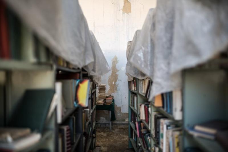 La bibliothèque municipale de Dilijan a été transférée à son emplacement actuel dans les années 1980. Les bâches en plastique aident à protéger les livres de la pluie et de la fonte des neiges qui coulent à travers le toit.