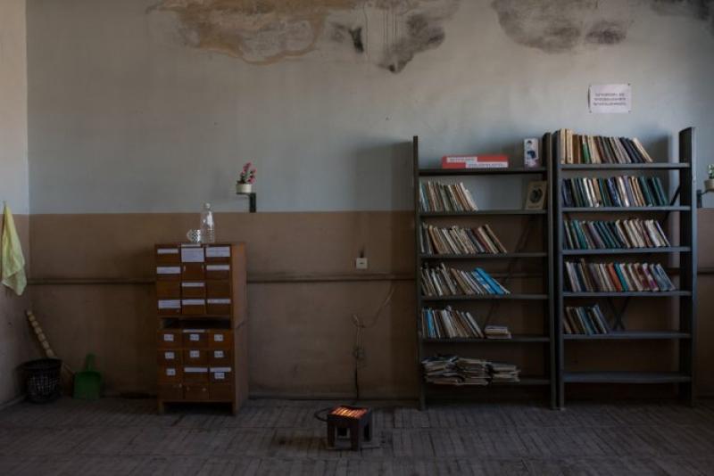 Cette cuisinière électrique est l’unique source de chaleur de la bibliothèque communautaire de Mayisyan. La seule bibliothécaire, Sonia Davityan, 63 ans, refuse de prendre ses vacances durant l’été, car elle veut que la bibliothèque reste ouverte pour les enfants après l’école.