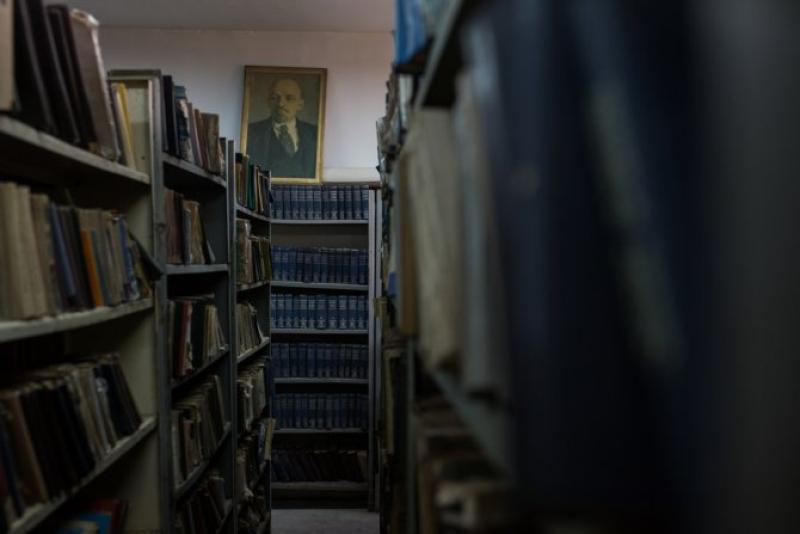 Les œuvres de Vladimir Lénine sont encore disponibles dans la plupart des bibliothèques en Arménie, y compris à la bibliothèque de la communauté de Gai. La bibliothécaire Javahir Yepremyan travaille ici depuis 40 ans. ça fait 20 ans que la bibliothèque n’a reçu un nouveau livre.