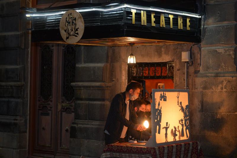 Un spectacle en plein air devant le théâtre