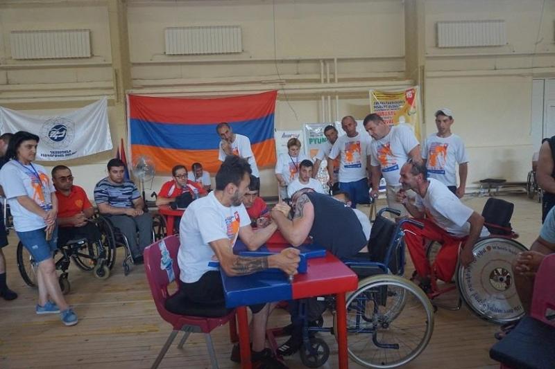 Une petite compétition de force dans le centre de Pyunic, Union arménienne des personnes handicapées