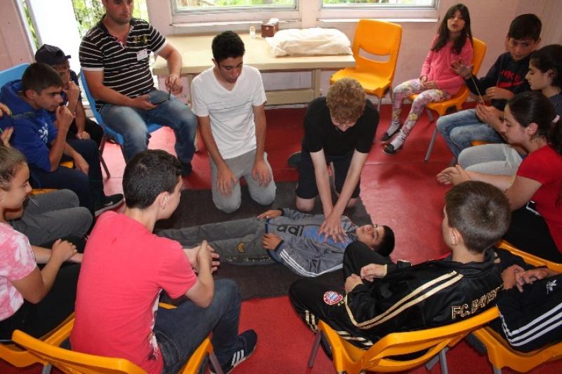 Colonie de vacances avec des scouts français, qui échangent leurs compétences avec les enfants arméniens