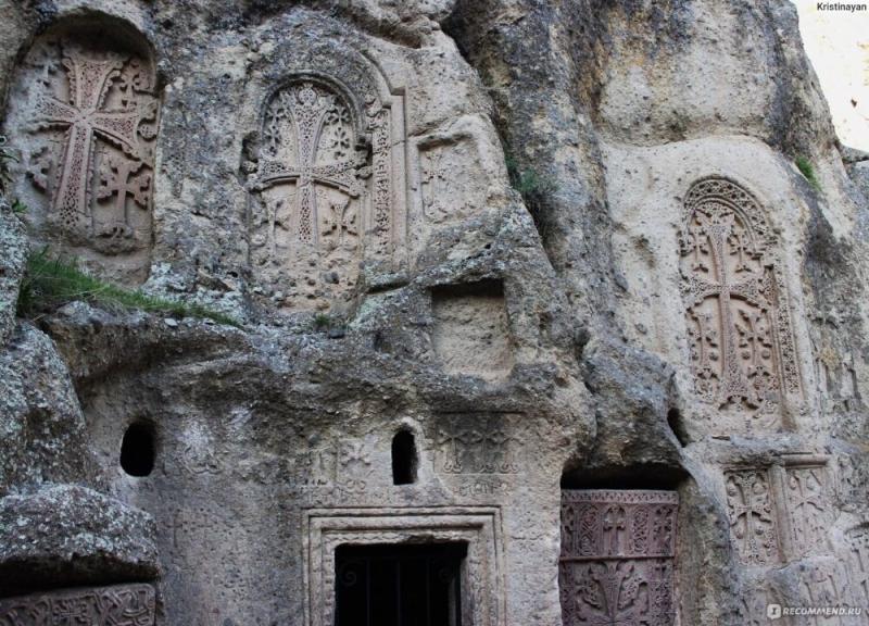 Les khatchkars du monastère de Gueghard