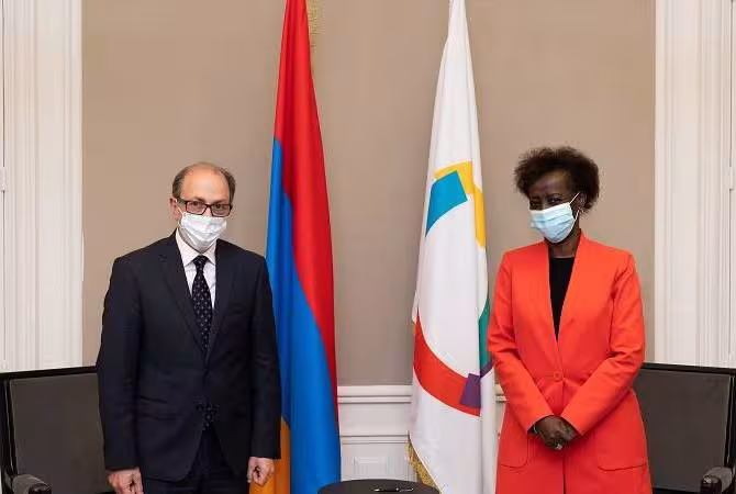Ara Aivazyan informe Louise Mushikiwabo de la crise humanitaire en Artsakh