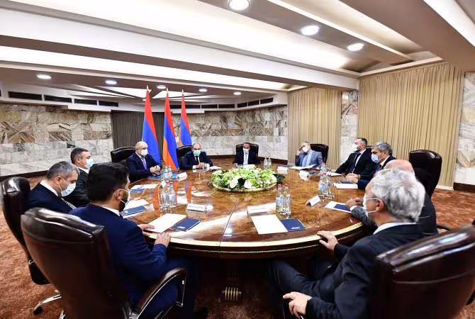 Première réunion avec la participation de Nikol Pashinyan et les dirigeants des forces politiques extra-parlementaires