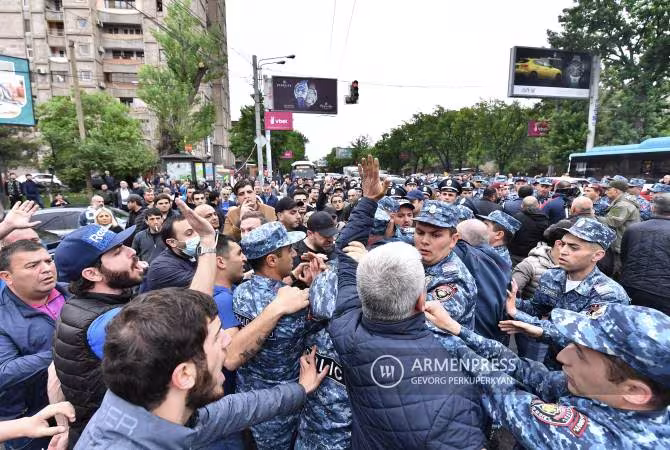 La police arrête les manifestants pour avoir bloqué des rues d'Erevan