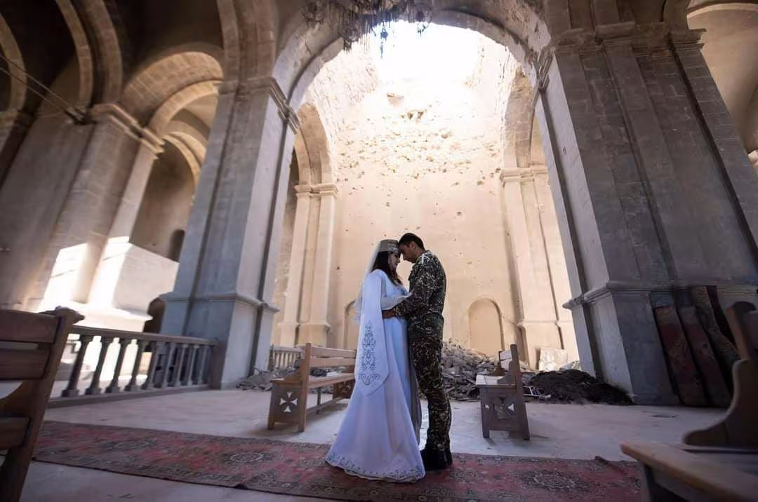 Malgré la guerre, un mariage a été célébré à la cathédrale de Chouchi