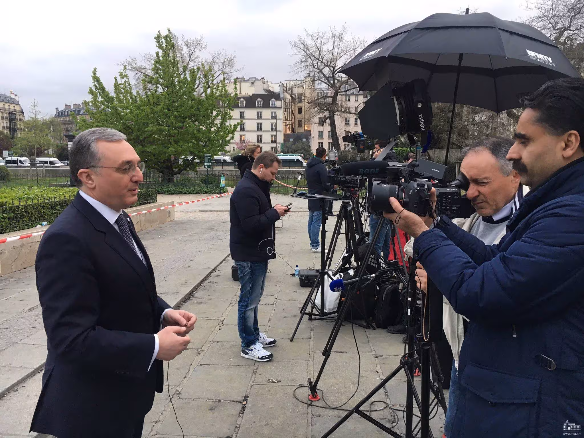 Le ministre des Affaires étrangères arménien a visité Notre-Dame de Paris