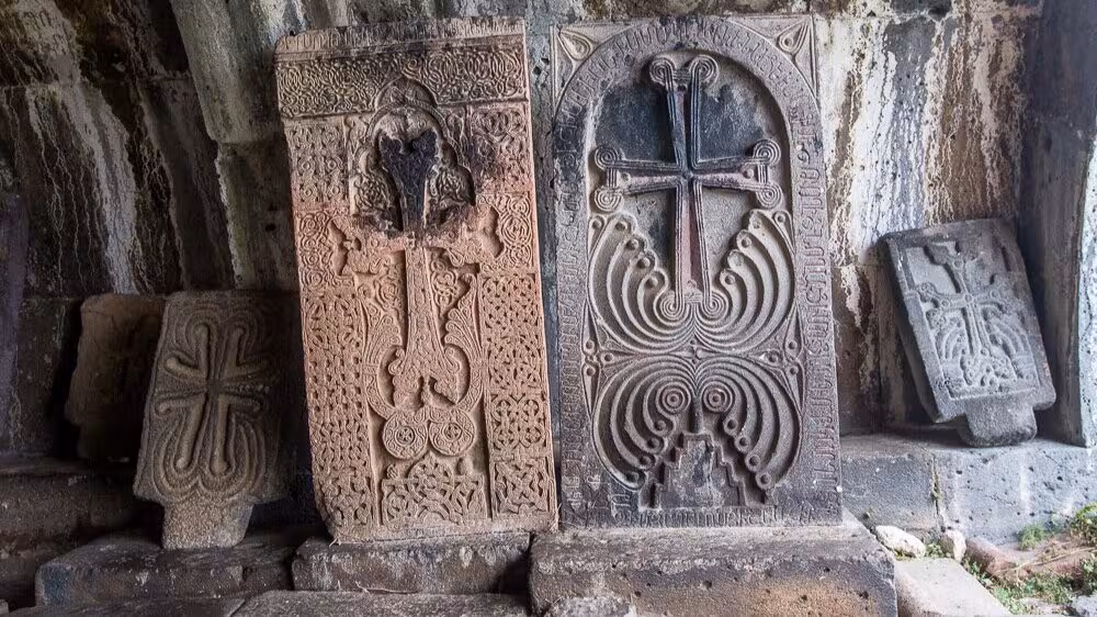 Les khachkars, porteurs de sens de l'art paléochrétien