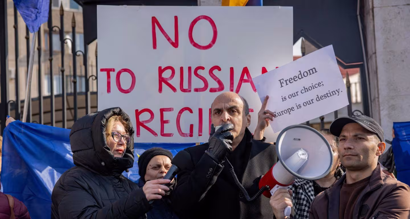 Pendant que Moscou est occupée. Les conséquences du virage de l'Arménie de la Russie
			vers l'Occident
