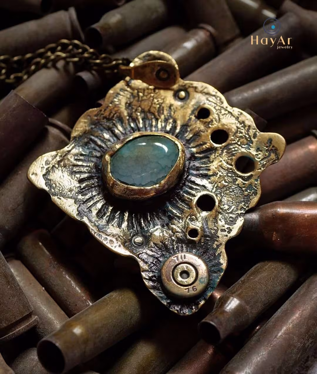 Comment un bijoutier de Gumri a eu l'idée de fabriquer des bijoux à partir de douilles