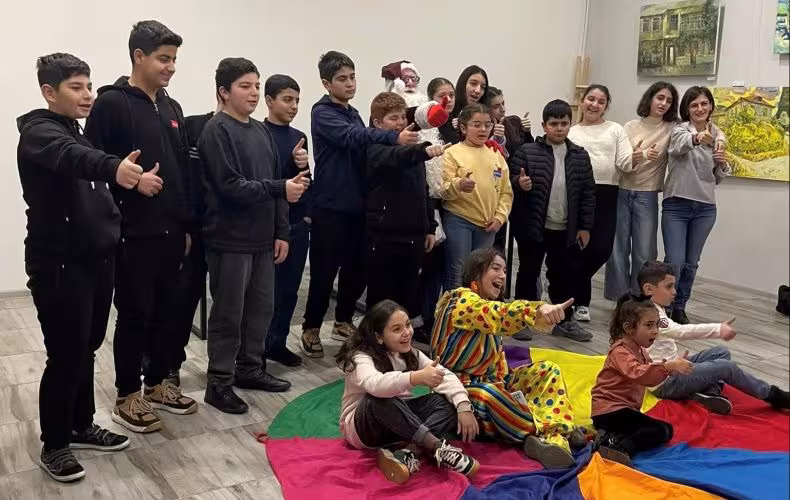 Les enfants bloqués en Arménie en raison du blocage de l'Artsakh vont suivre leurs études