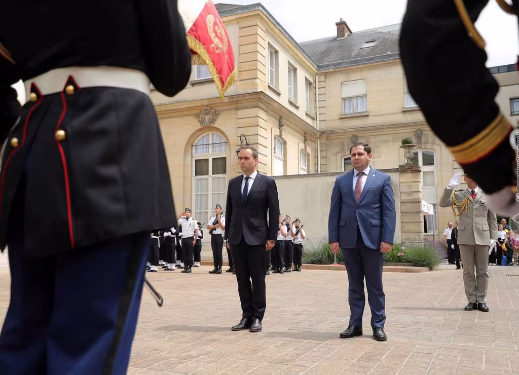 Hommage, contacts commerciaux et entretiens du ministre de la Défense à Paris